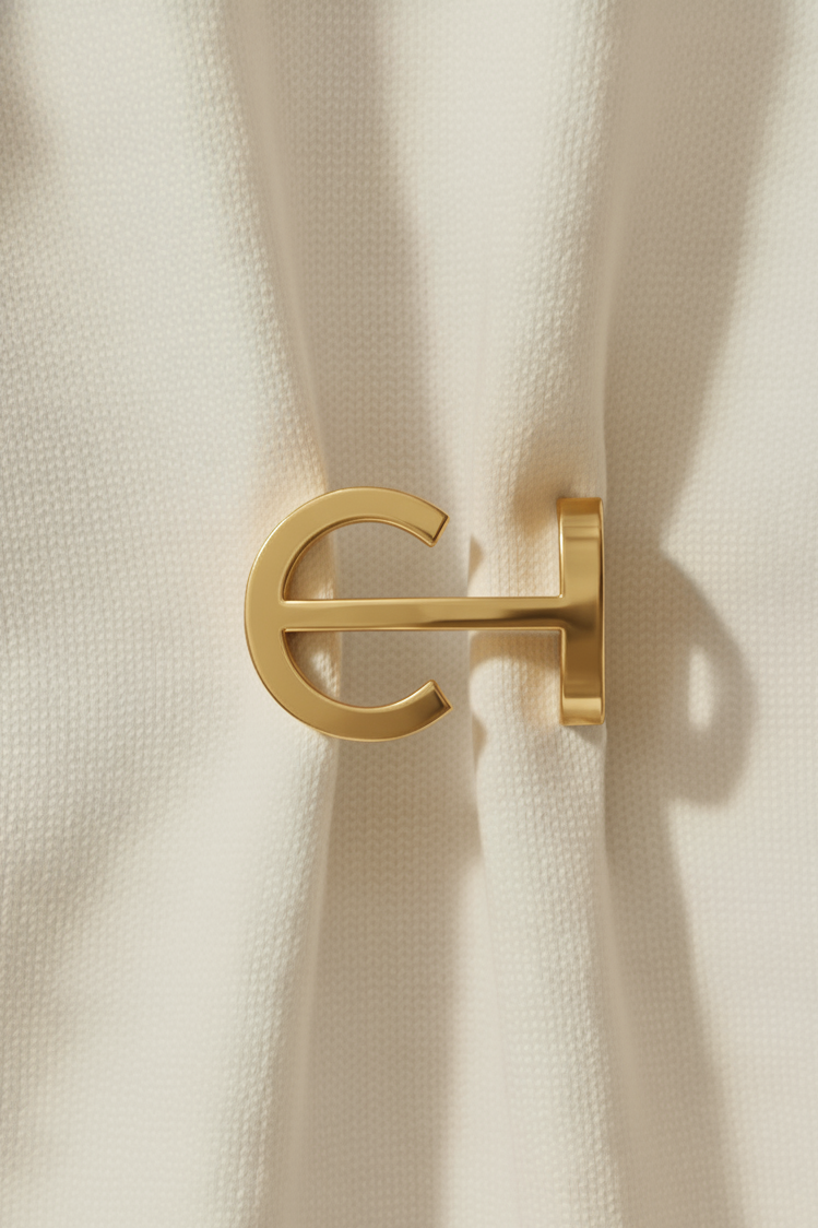 cinturos_flat_gold_buckle_minimal_design_luxury_accessory_beige_background
